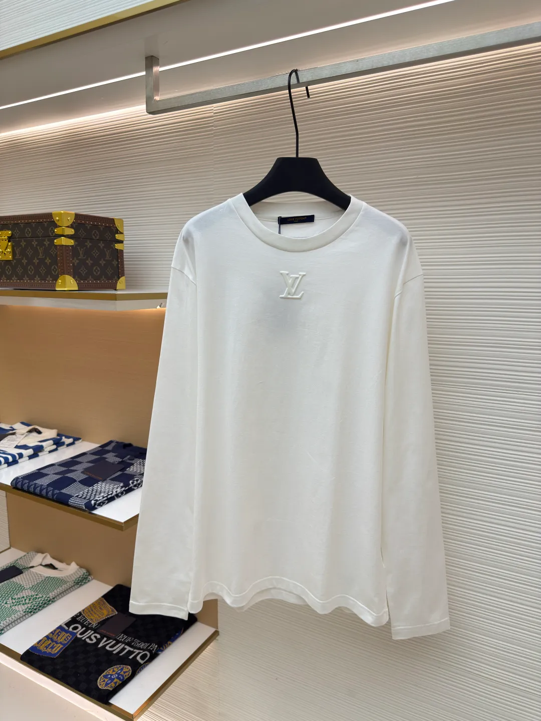 LOUIS VUITTON dark pattern embossed long sleeves ●Authentic product: purchased and developed for 6800 ●Item number: 1680162-A20 ●Fabric: pure cotton fabric ●Technology: embossed production ●Version: fitted version ●Weight: about 285 grams ●Size: XS-S-M-L ●Description: The fabric is made of 40s double-stranded long-staple cotton yarn plain weave dust-etched wool technology, and the finished fabric is passed through a mercerizing machine to increase the gloss of the fabric. It is matched with 32s double-stranded cotton cover silk cylindrical open-width rib front panel for stamping and filling process. After low-temperature stamping, the inside is filled with 3.5-mile thick sponge. The sponge is cut by laser burning to create the pattern. The bottom surface is directly sealed with low-temperature hot melt glue at 80°C through an integrated operation. The bottom material is machine washable. The overall routing is straight and delicate, the fabric is comfortable and soft, the color is consistent and there is no color difference, it can be matched with the same style to create a fashionable look, and can be used in various occasions, customized accessories, complete with three standards, the same style for men and women!